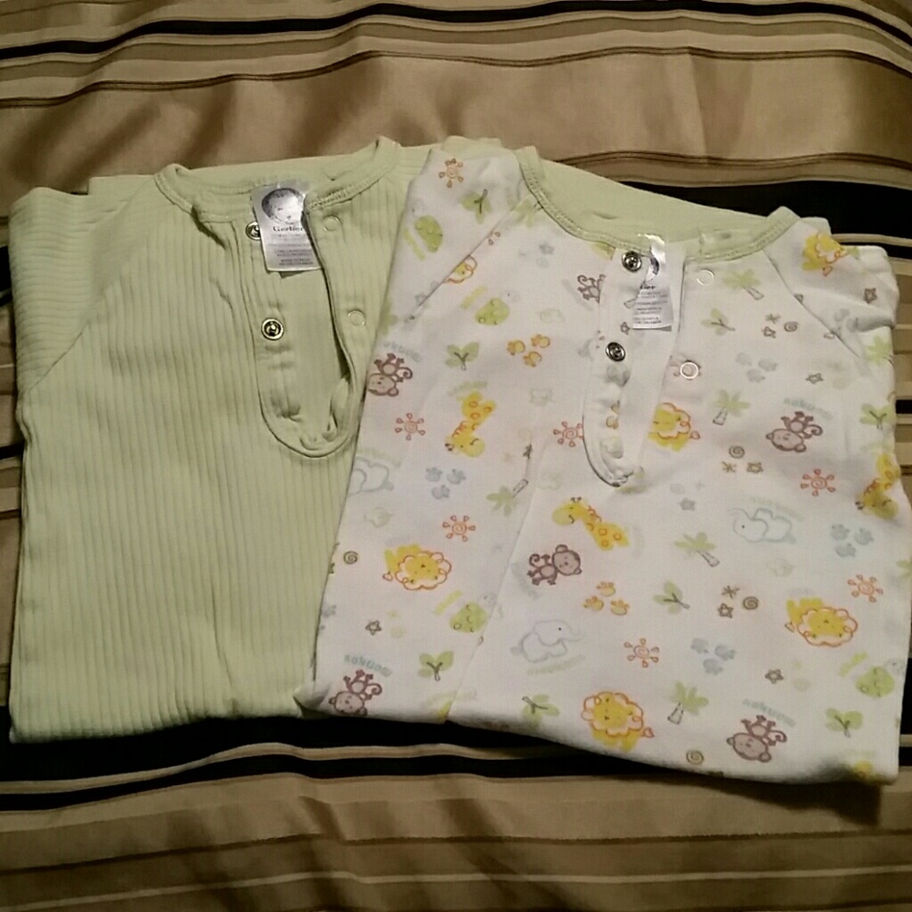 2 Baby nightgowns